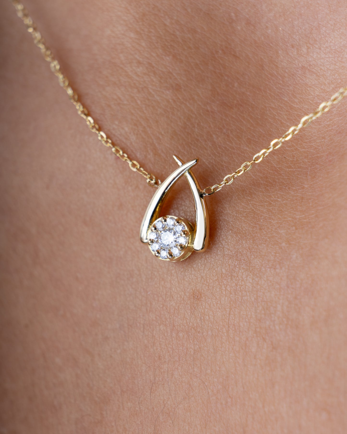 18K Gold Clinch Necklace